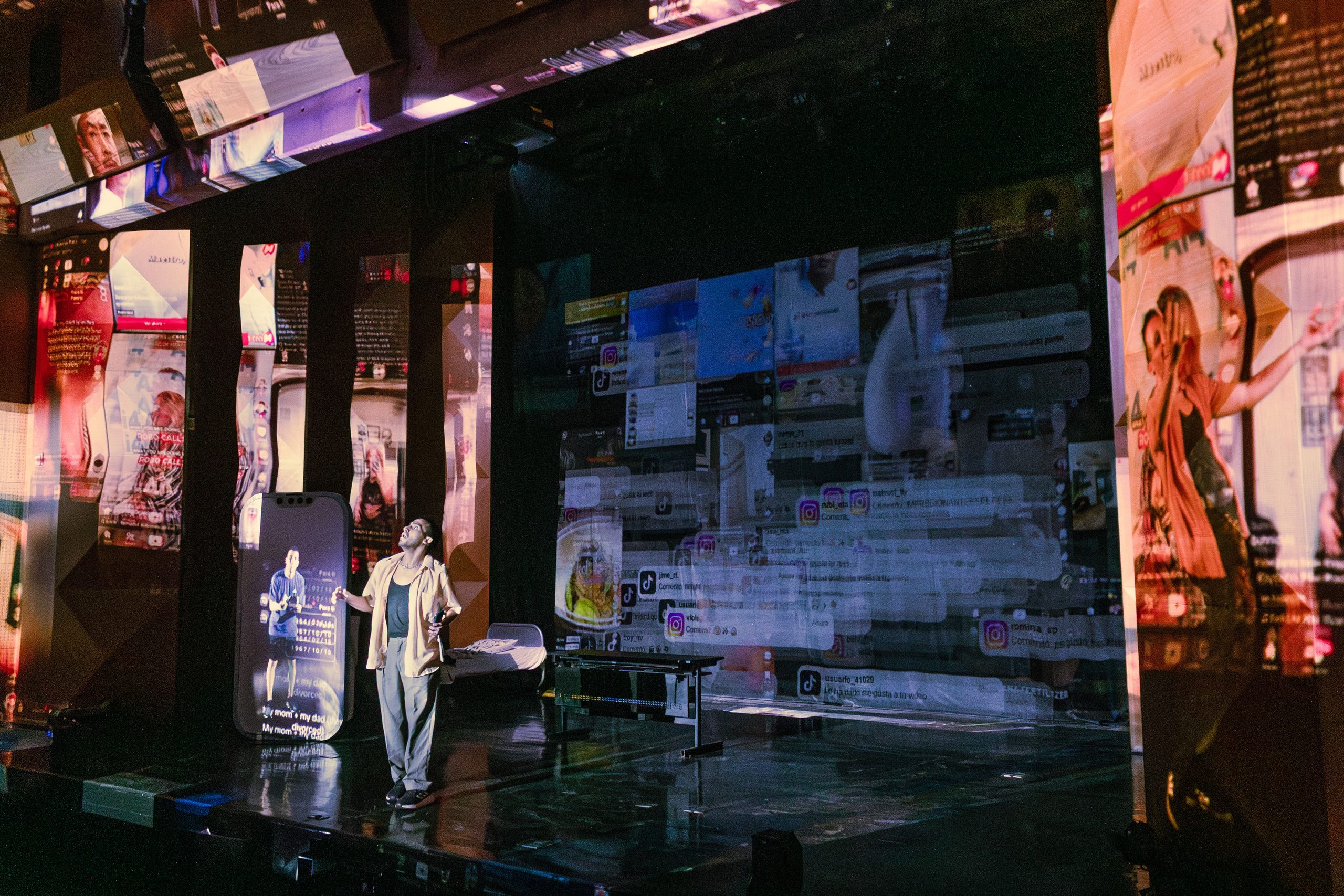 ¿Cuánto tiempo de nuestra vida se va en redes sociales? Obra lleva el doomscrolling al teatro